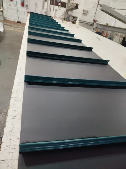 Correia de PVC escura com taliscas verdes aplicadas