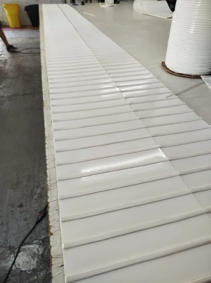 Correia de PVC branca com taliscas para transporte inclinado