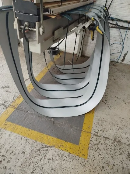 Correias de PVC com guias laterais em produção