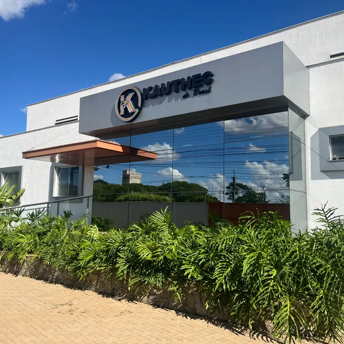 Fachada da unidade da Kauthec do Brasil em Ibiporã, Paraná